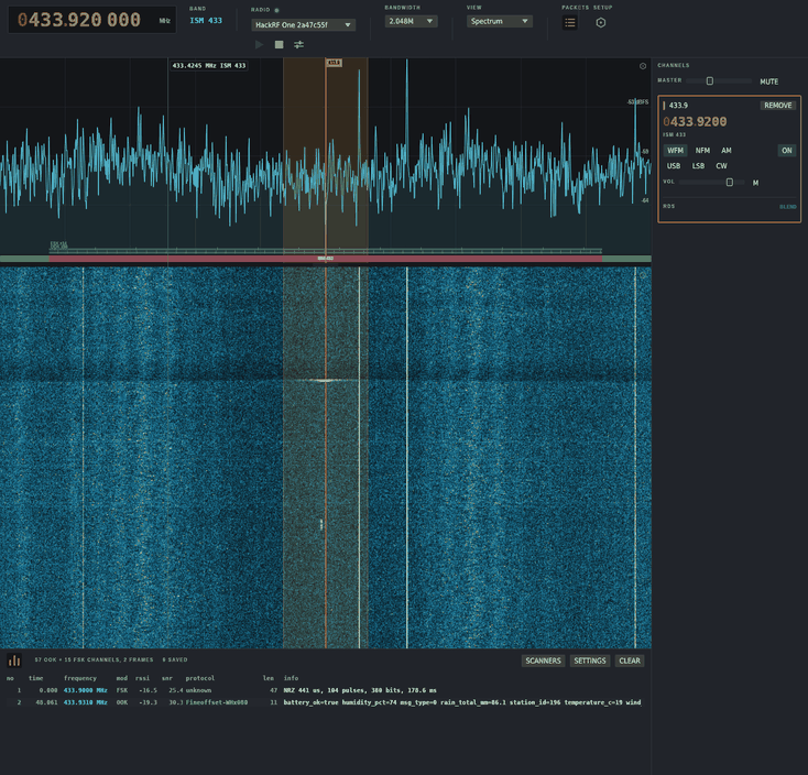 WaveShark decoding a weather station on 433.92 MHz: spectrum and waterfall above, packet list below.